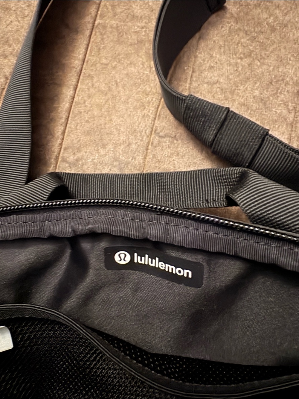 2L lululemon crossbody - Picture 2 of 3